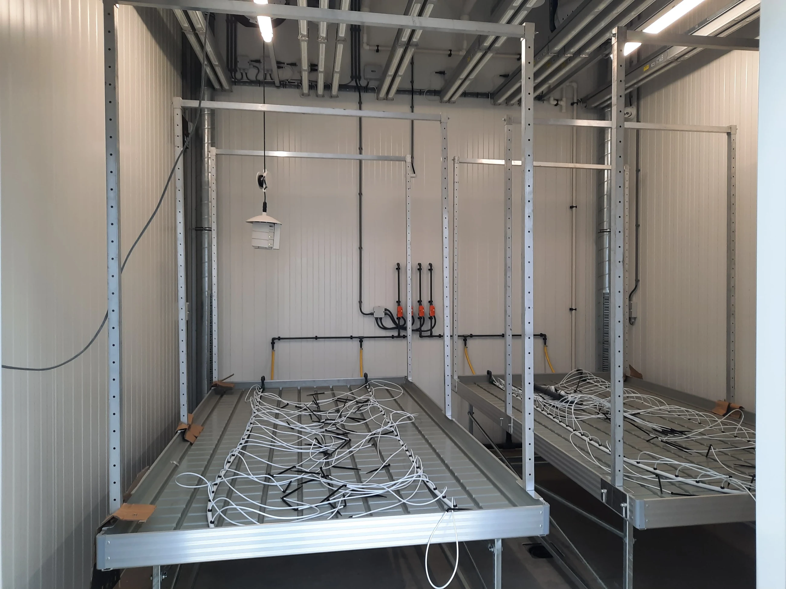 Montagephase einer modularen Anzuchtanlage