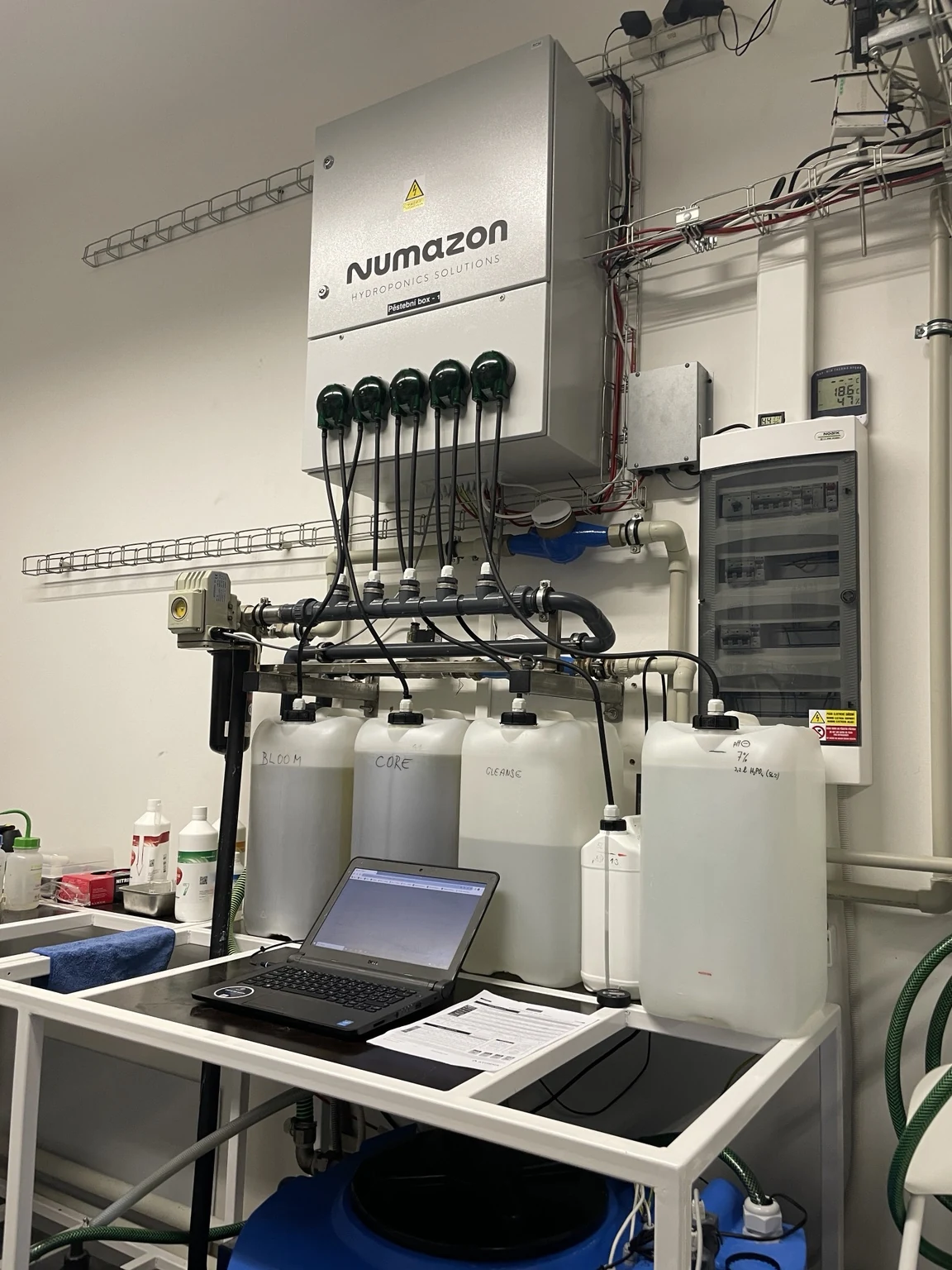 Technische Steuerung und Pumpen eines Dosiersystems